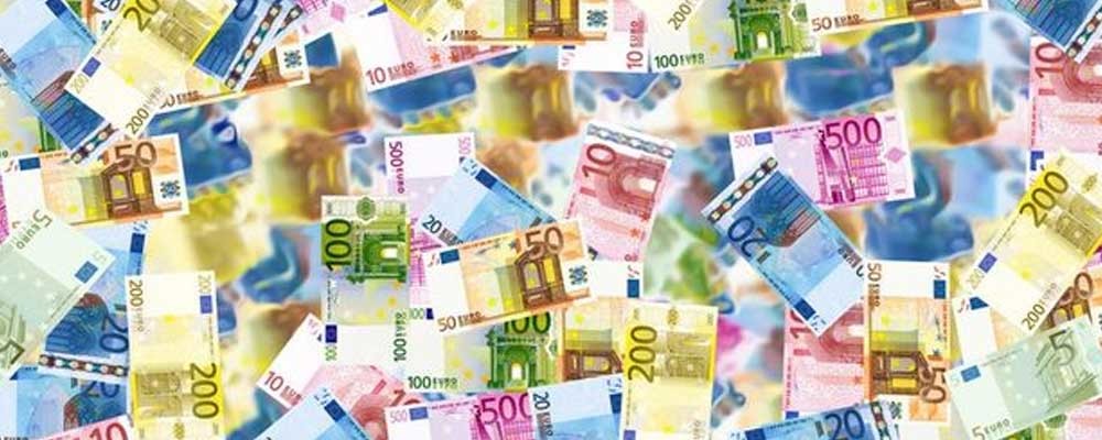 Euro, dolara karşı 20 yılın en düşük seviyesine indi