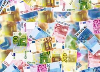 Euro, dolara karşı 20 yılın en düşük seviyesine indi