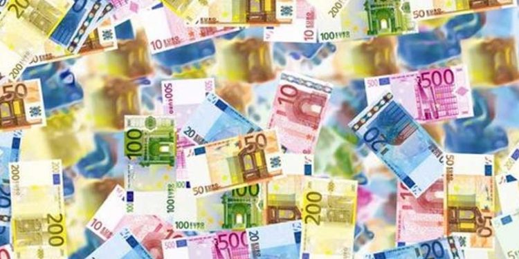 Euro, dolara karşı 20 yılın en düşük seviyesine indi