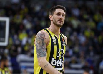Fenerbahçe Beko'dan ayrılan Polonara, Anadolu Efes'e imza attı