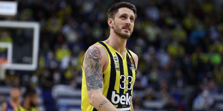 Fenerbahçe Beko'dan ayrılan Polonara, Anadolu Efes'e imza attı