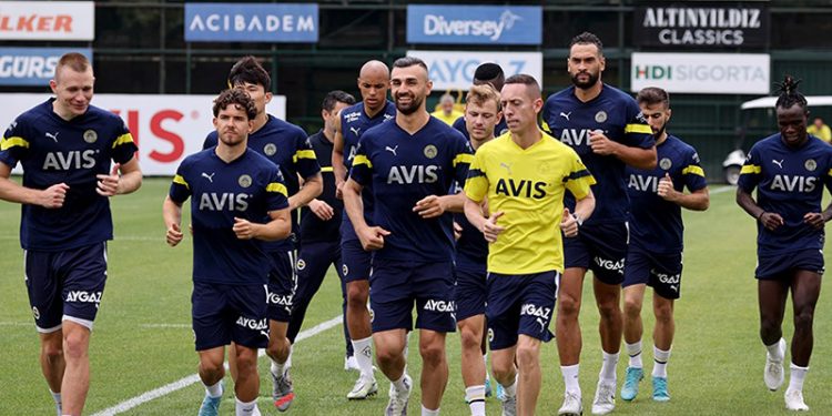 Fenerbahçe'nin Avusturya kampı kadrosu açıklandı