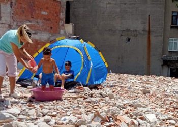 Fetihtepe’de çocuklar leğende yıkanıyor, evlerde yemek pişmiyor
