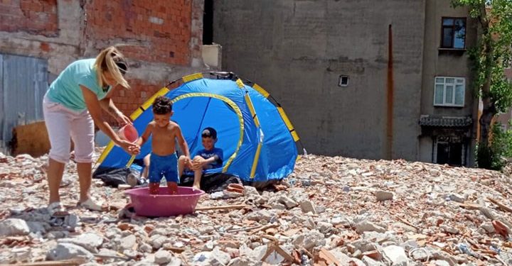 Fetihtepe’de çocuklar leğende yıkanıyor, evlerde yemek pişmiyor