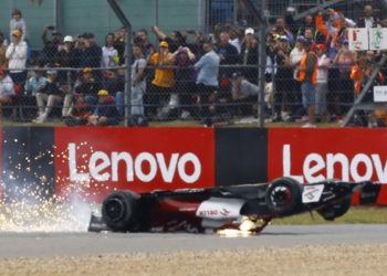 Formula 1'de kaza: Zhou'nun aracı ters döndü, taklalar atarak bariyerlere çarptı