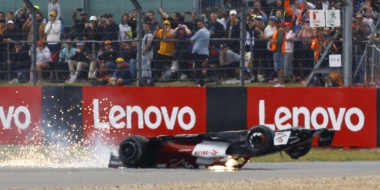 Formula 1'de kaza: Zhou'nun aracı ters döndü, taklalar atarak bariyerlere çarptı