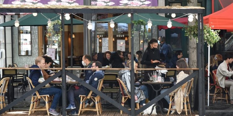 Fransa'da klima çalıştıran dükkanların kapılarını açık tutması yasaklanacak