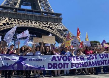 Fransa’da kadınlar kürtajın anayasal hak olması için eylem yaptı