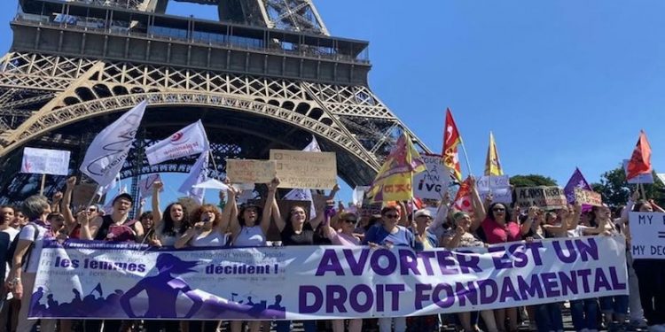 Fransa’da kadınlar kürtajın anayasal hak olması için eylem yaptı