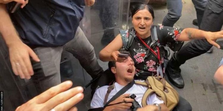 Gazetecilere yönelik baskı ve şiddeti konu alan 'Saldırı Altında' isimli sergi açıldı