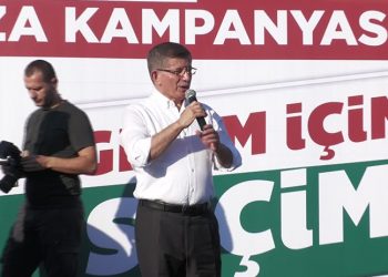 Gelecek Partisi 'Geçim İçin Seçim' kampanyası başlattı; ilk imza Davutoğlu'ndan geldi