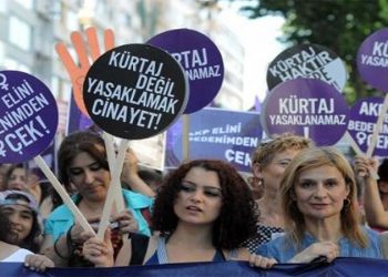 Guardian, Türkiye'deki kürtajı ele aldı: Yasal olsa da neredeyse yasaklı