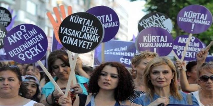 Guardian, Türkiye'deki kürtajı ele aldı: Yasal olsa da neredeyse yasaklı