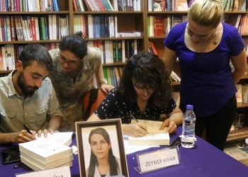 'Gün ışığında büyürken' kitabı için imza etkinliği