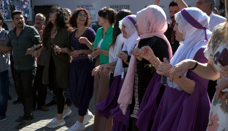 HDP kongresi salon dışına taştı: Kürtler yok diyenler gelip görsünler