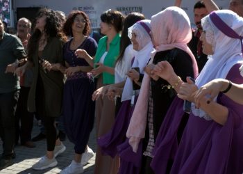 HDP kongresi salon dışına taştı: Kürtler yok diyenler gelip görsünler