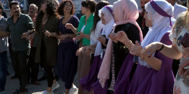 HDP kongresi salon dışına taştı: Kürtler yok diyenler gelip görsünler