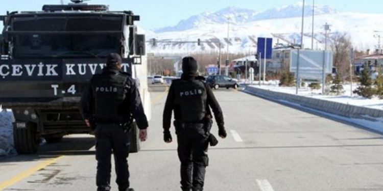 Hakkari'de Covid-19 nedeniyle gösteri, yürüyüş, konser, tiyatro gibi etkinlikler 15 gün yasaklandı