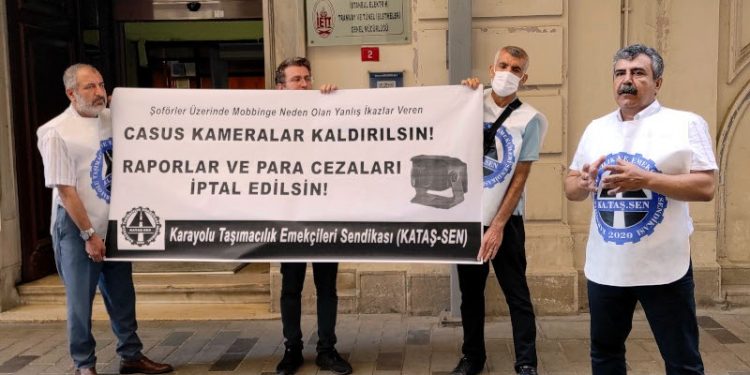 Halk otobüsü şoförleri İETT önünde 'casus kamera' açıklaması yaptı
