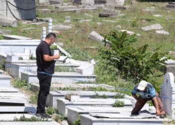 Hasköy Mezarlığı'nda tahrip edilen mezar taşları yeniden yaptırılıyor