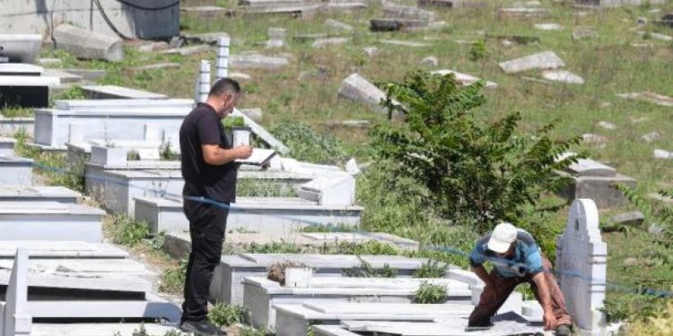 Hasköy Mezarlığı'nda tahrip edilen mezar taşları yeniden yaptırılıyor