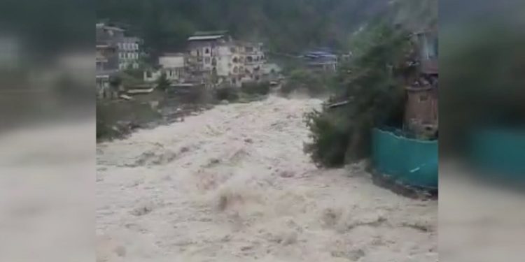 Hindistan'da sel ve toprak kayması: 1 ölü, 6 kayıp