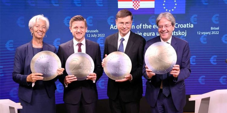Hırvatistan resmen Euro Bölgesi'ne katıldı, euroyu kabul eden 20'nci üye oldu
