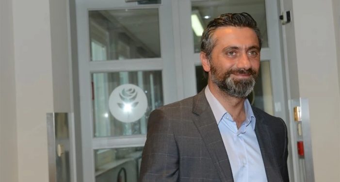 Hizmet gönüllülerine ‘haşhaşi’ diyen Ahmet Koç, uyuşturucu kullanmak ve bulundurmaktan yargı önünde