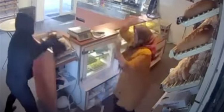 Hollanda toz beziyle satırlı hırsızı kovalayan Latife Peker'i konuşuyor