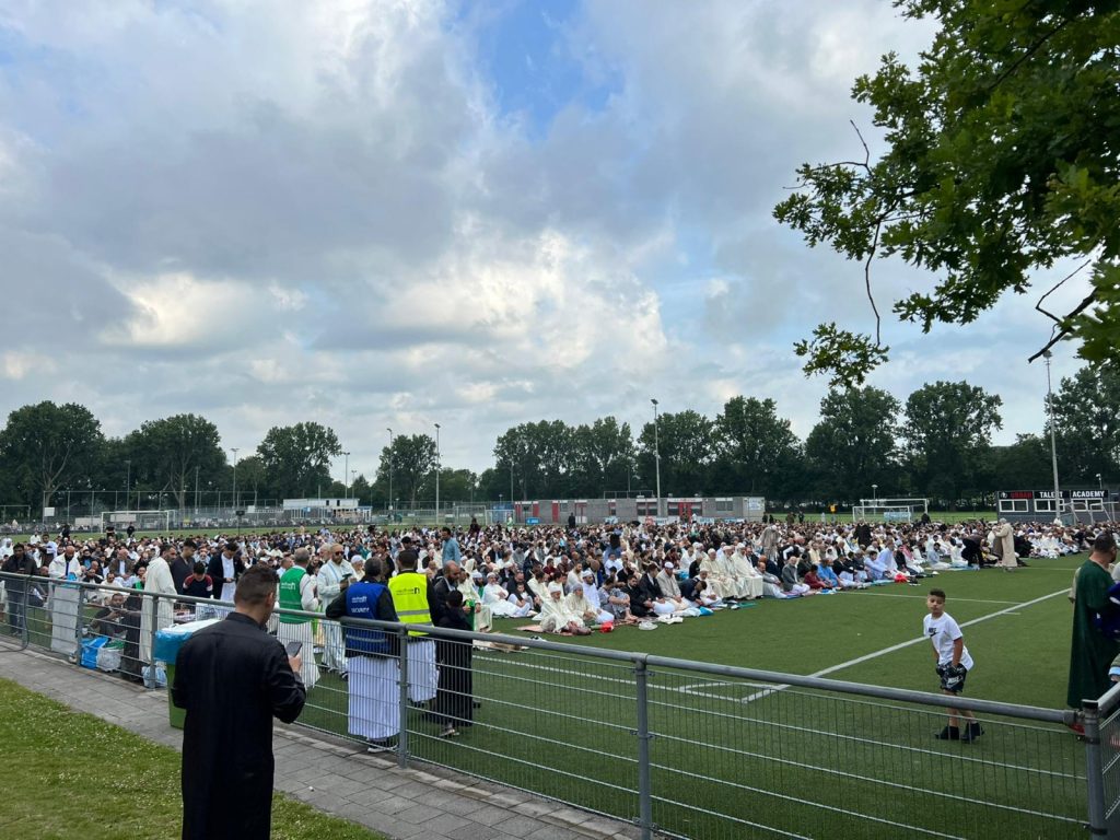 Hollanda’da bayram namazında Müslümanlar camilere sığmadı, namaz futbol sahasında kılındı