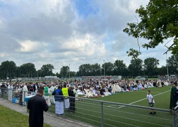 Hollanda’da bayram namazında Müslümanlar camilere sığmadı, namaz futbol sahasında kılındı
