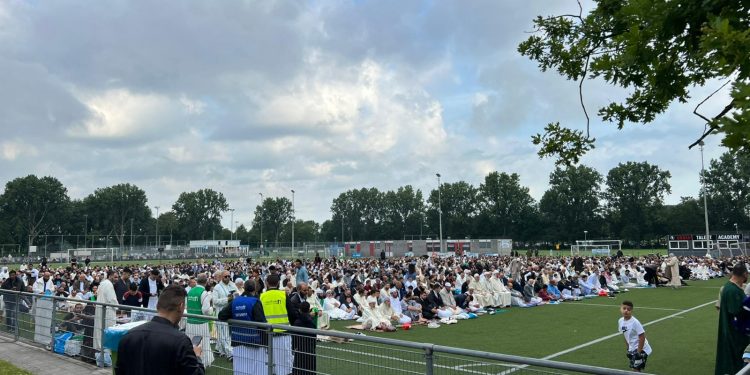 Hollanda’da bayram namazında Müslümanlar camilere sığmadı, namaz futbol sahasında kılındı