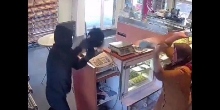 Hollanda’da üç çocuk annesi Latipe Peker, satırlı soyguncuyu toz beziyle kovaladı