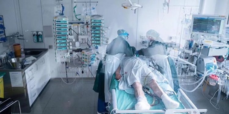 Hollanda'da yapay kalp nakli yapılan ilk hasta 240 gün yaşayabildi