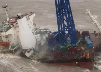 Hong Kong açıklarında Gemi ikiye ayrıldı: 20'yi aşkın mürettebat kayıp