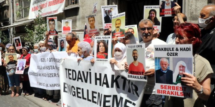 İHD: Cezaevinde tutulan 80 yaşındaki Özer çifti nefes almakta zorlanıyor