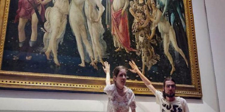 İklim aktivistleri, kendilerini 650 yıllık Botticelli tablosuna yapıştırdı!