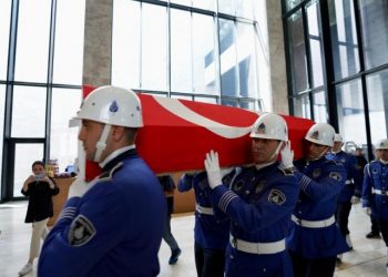 İlhan İrem ‘ışık ve sevgiyle’ son yolculuğuna uğurlandı