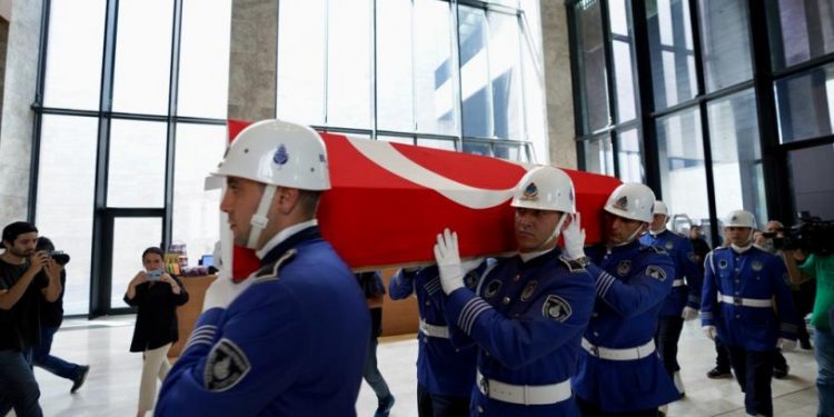 İlhan İrem ‘ışık ve sevgiyle’ son yolculuğuna uğurlandı