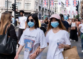 İngiltere'de her 18 kişiden biri Covid