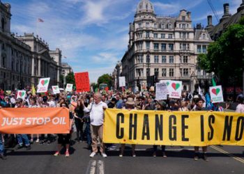 İngiltere'de hükümete karşı iklim değişikliği protestosu