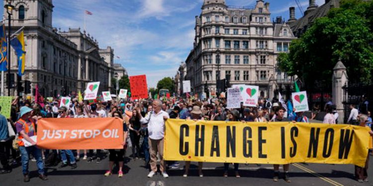 İngiltere'de hükümete karşı iklim değişikliği protestosu