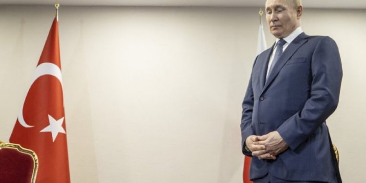 İntikam mı tesadüf mü: Erdoğan'ın Putin'i kameralar önünde beklettiği görüntüler gündem oldu