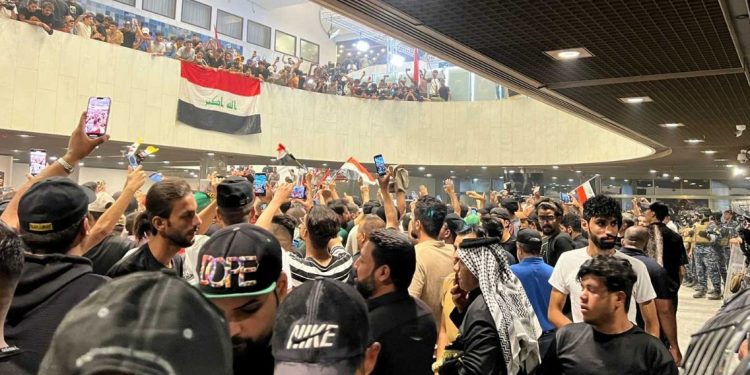 Irak’ta Sadr destekçileri parlamentoyu bastı