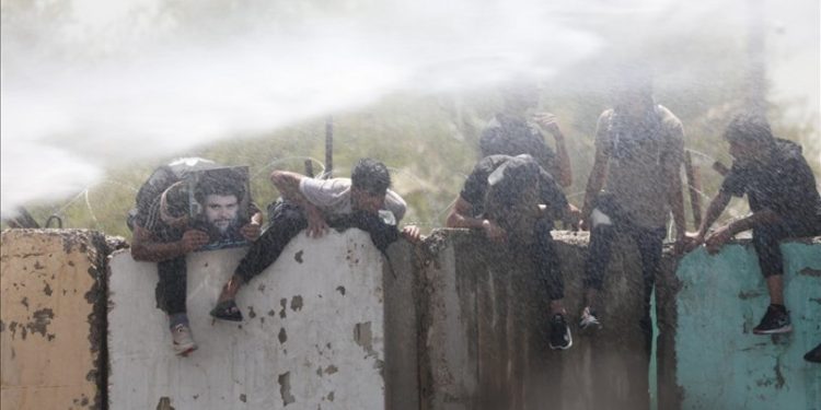 Irak'ta Sadr destekçileri yine Yeşil Bölge'yi bastı, meclis binasına girdi