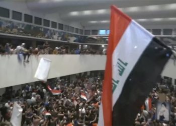 Irak'ta Sadr yanlıları Meclisi bastı