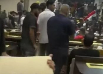 Irak'ta Sadr yanlısı bir grup bariyerleri aşarak parlamento binasını bastı