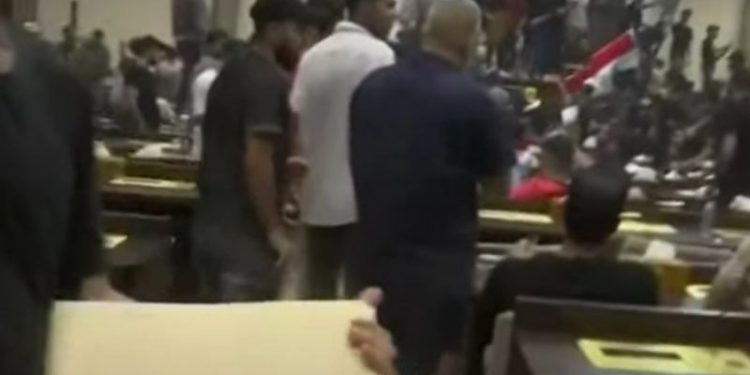 Irak'ta Sadr yanlısı bir grup bariyerleri aşarak parlamento binasını bastı