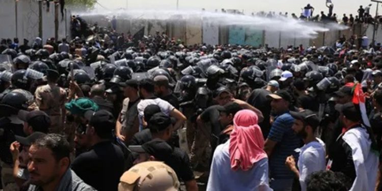 Irak'ta Şii lider Sadr destekçileri yeniden meclis binasını bastı