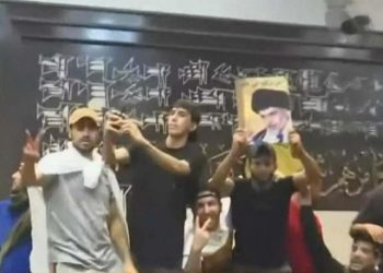 Irak’ta Şii lider Sadr’ın destekçileri parlamentoyu bastı